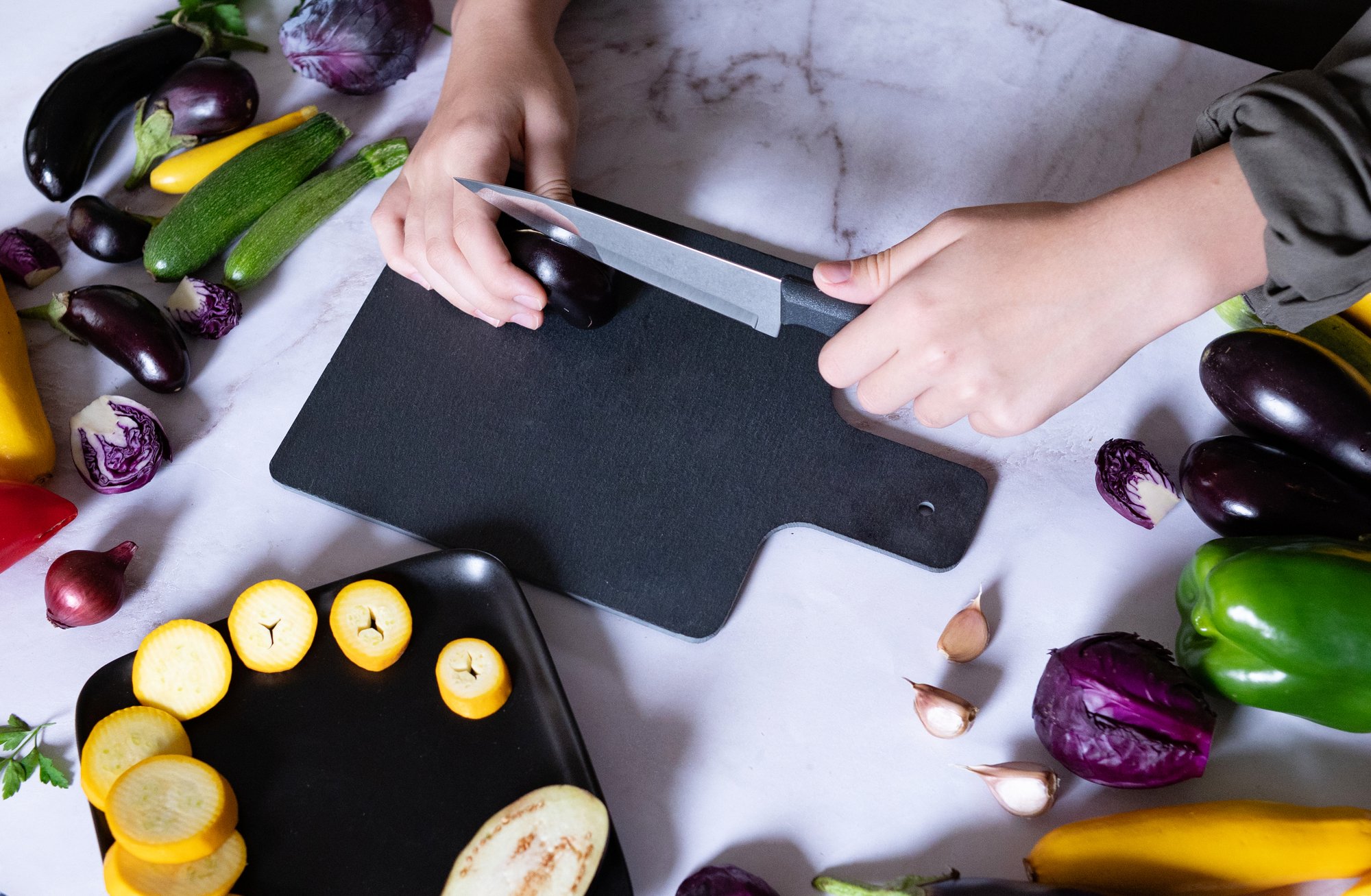 Chef che affetta con cura gli ingredienti